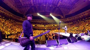 Marty O'Brien on stage with Lita Ford